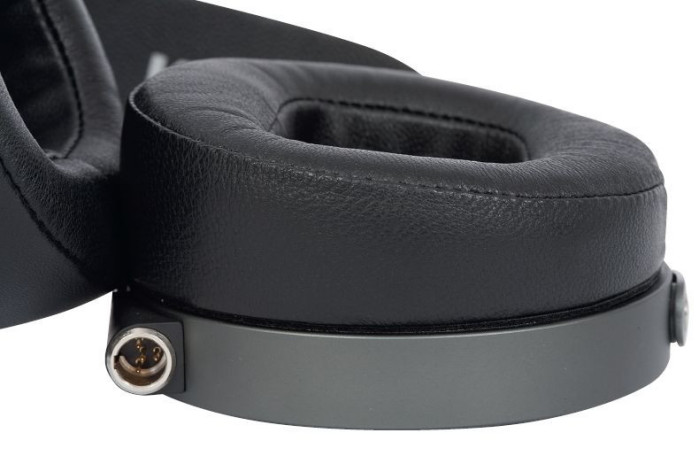 Pady są bardzo grube, ergonomicznie asymetryczne.