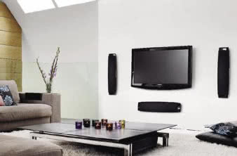 LCR-y A 804 mają swoją masę i brzmieniowy potencjał,
ale dzięki opływowym kształtom mogą wisieć
wokół telewizora.