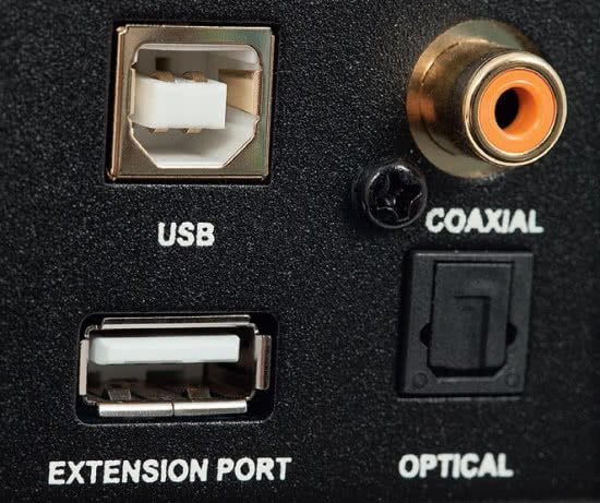 Poniżej USB-B znajduje się USB-A pozwalające na podłączenie modułów rozszerzeń (Bluetooth, Wi-Fi).