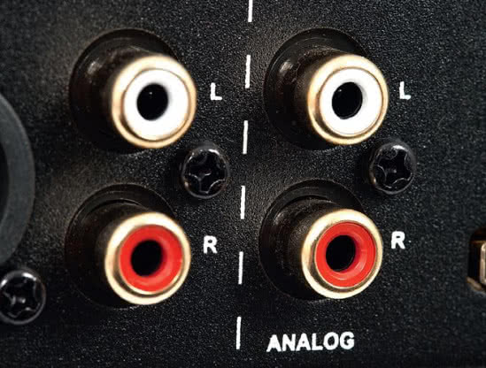 Jedno wejście analogowe zachęca tym bardziej, że analogowa jest też regulacja głośności.