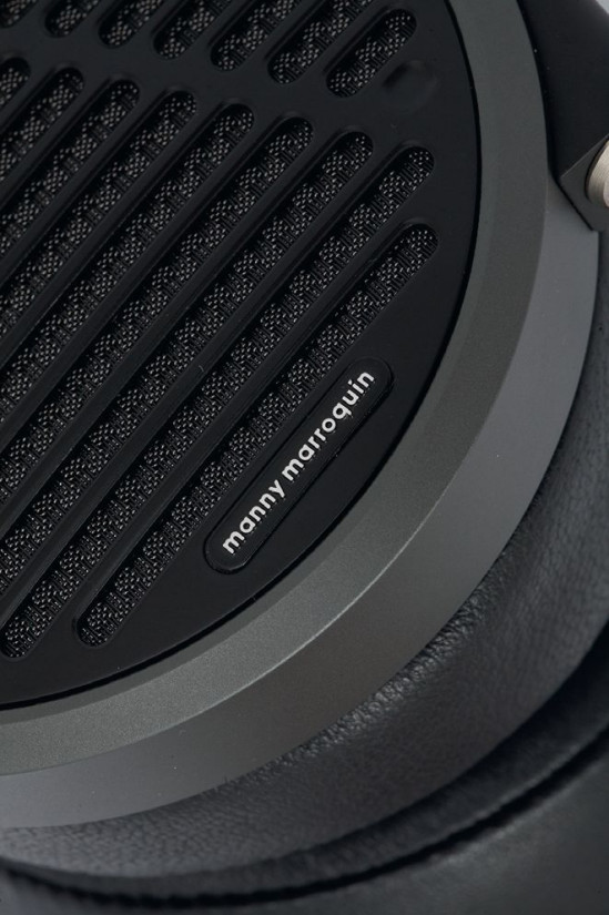   Na?ozdobnym pasku naniesiono nazwisko producenta i inżyniera dźwięku, Manny Marroquina, "certyfikującego" ten model słuchawek.