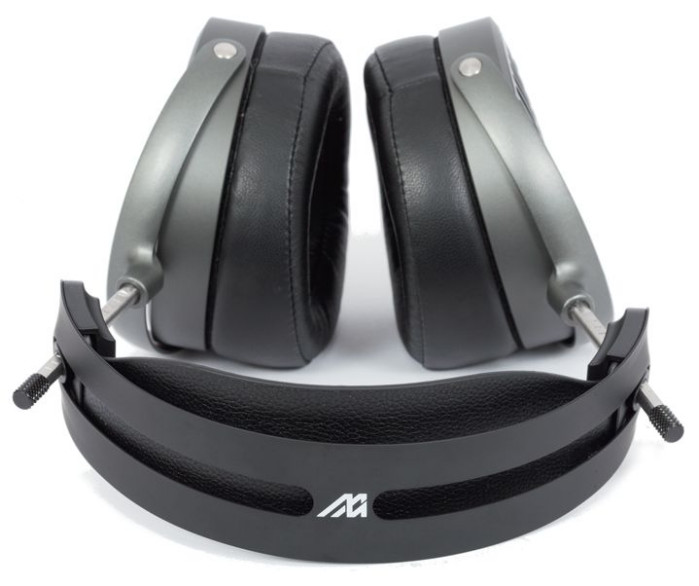 Pałąk składa się z górnej, metalowej szyny oraz podwieszonego pod nią skórzanego paska.