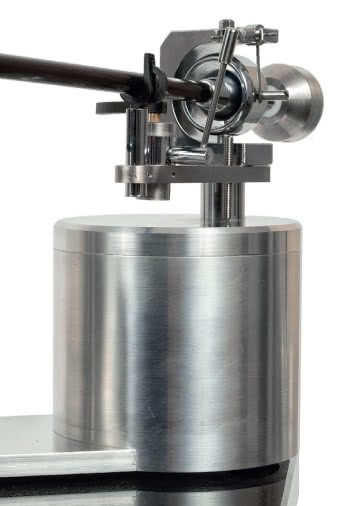 Talerz jest bardzo wysoki, ma ponad
10 cm, trzeba więc było wynieść powierzchnię
montażową ramienia.