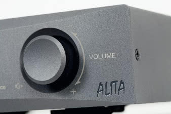 Każde z pokręteł ma też dodatkową funkcję:
wciskając delikatnie gałkę głośności uruchamiamy
szybkie wyciszenie sygnału.