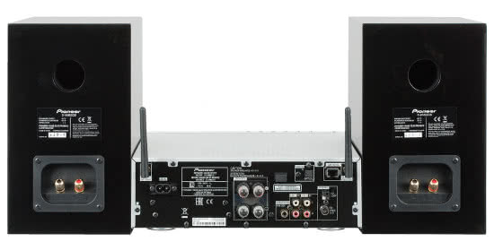 W tym systemie rządzi odtwarzacz sieciowy CD-NT670. Połączenie ze wzmacniaczem opiera się na analogowej parce RCA oraz dodatkowym kabelku mini-jack, który pozwoli na sterowanie głośnością i włączaniem wzmacniacza z pilota dołączonego do odtwarzacza.