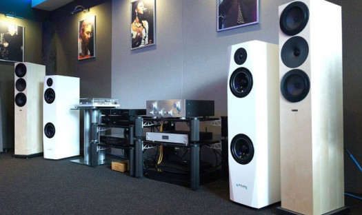 Pylon Sapphire 25 w eleganckiej białej obudowie dostępne w salonie Q21