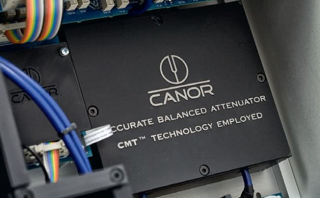 Regulator głośności jest własnym układem firmy Canor, zamkniętym w dodatkowej, wewnętrznej obudowie.