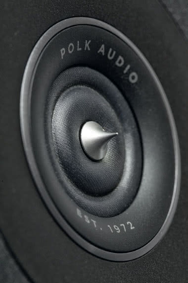 Forma tego głośnika jest nam już doskonale znana, nie tylko z konstrukcji Polk Audio – to typ pierścieniowy, elementem promieniującym są dwa jedwabne (pół)pierścienie, schodzące się na średnicy 25-mm, gdzie została przymocowana cewka.