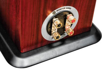 Gdzie nie spojrzeć,
logo firmy, powtarzane na wszystkich
pierścieniach dekoracyjnych. Na
szczęście wysoka jakość wykonania
pozwala cieszyć się z takiego stylu.