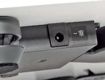 Zasilanie podpięte jest do gniazda pod spodem
podstawy, w plastikowej osłonie.