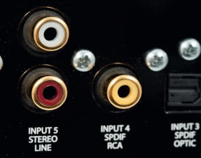 Pathos również przygotował wejście analogowe i – konsekwentnie – analogową regulację głośności.