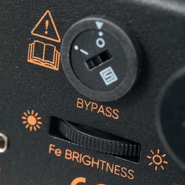 Niewielkie pokrętło służy do regulacji intensywności podświetlenia logo na przednim panelu. Mały przycisk aktywuje tryb bypass (z pominięciem regulacji głośności na wyjściach RCA i XLR).
