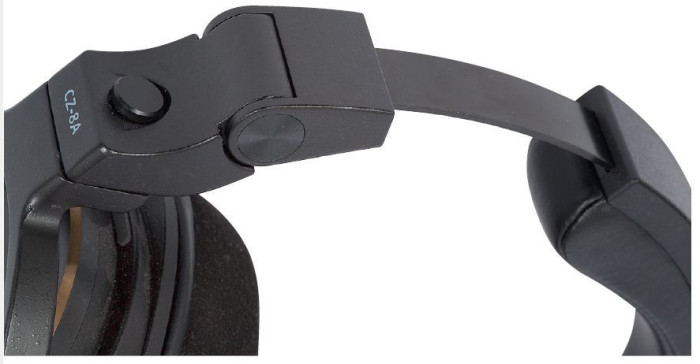  Bardzo duży zakres regulacji pałąka pozwoli założyć CZ-8A na największe głowy. Dodatkowy mechanizm sprężynujący dogina muszle do głowy.