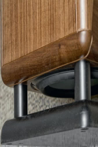 Drugi głośnik niskotonowy ukryto w dolnej ściance - to znany chwyt Chario.