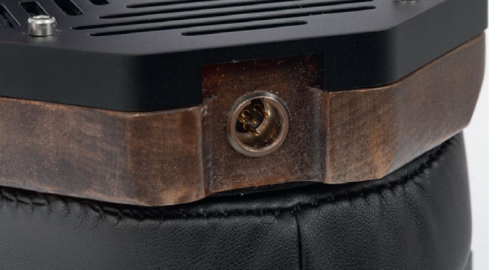 Gniazda mini-XLR prezentują się skromnie, ale działają pewnie.