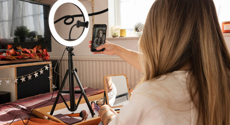 Kariera tiktokera w 2025 roku. O dynamicznym montażu wideo, AI i narzędziach, które pomogą Ci zacząć