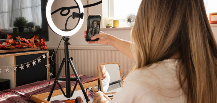 Kariera tiktokera w 2025 roku. O dynamicznym montażu wideo, AI i narzędziach, które pomogą Ci zacząć