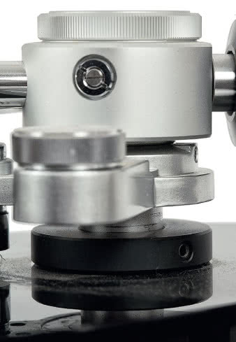 Na akrylowej platformie opiera się pierścień
mocujący ramię, w którym widać śrubę blokującą
kolumnę; po jej poluzowaniu możemy
zmieniać wysokość ramienia VTA.