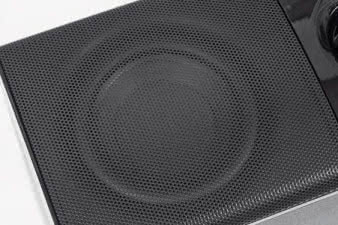 Subwoofer w klasycznym układzie
- na przedniej ściance znalazł się zarówno
głośnik, jak i wylot bas-refleksu.