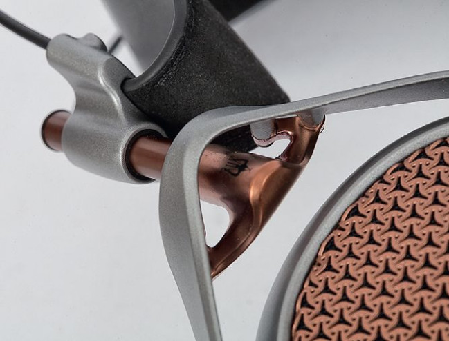 Mechanizm regulacyjny jest nieskomplikowany, opiera się na masywnym trzpieniu poruszającym się w uchwycie.