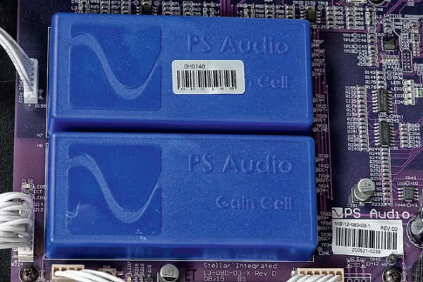 PS Audio przygotowało kilka własnych rozwiązań, jednym z nich jest układ regulacji wzmocnienia Gain Cell (ukryty pod niebieskimi obudowami).