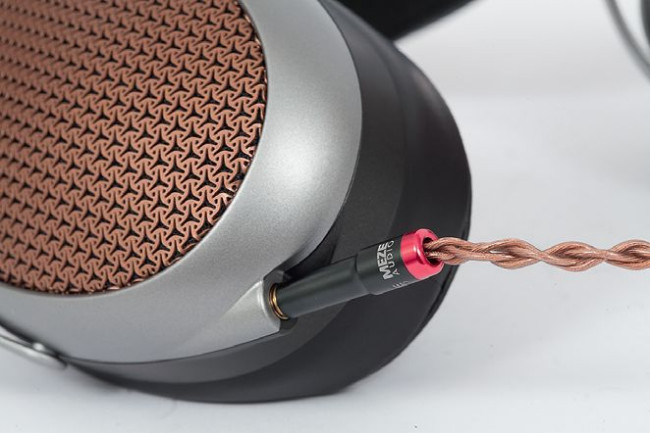 Nawet wtyki i kable są eleganckie.