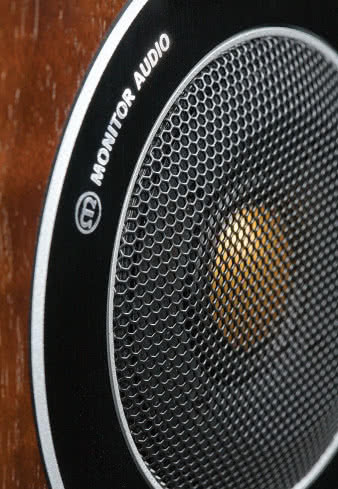 Metalową (C-CAM) kopułkę wysokotonową defi -
nitywnie chroni siateczka, której użytkownik (ani
klient w sklepie) zdjąć nie może. Kilku producentów
doszło ostatnio do podobnego wniosku i rozwiązania
problemu.