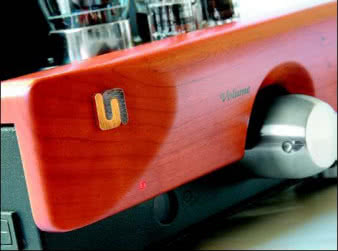 Bryła S2K jest zupełnie niekonwencjonalna
- nawet jak na wzmacniacz lampowy.
To własny styl Unisona.