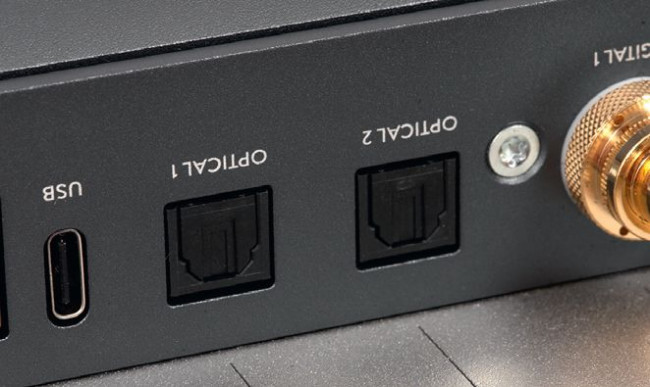Złącza optyczne i USB działają już konwencjonalnie, wyłącznie jako cyfrowe wejścia.