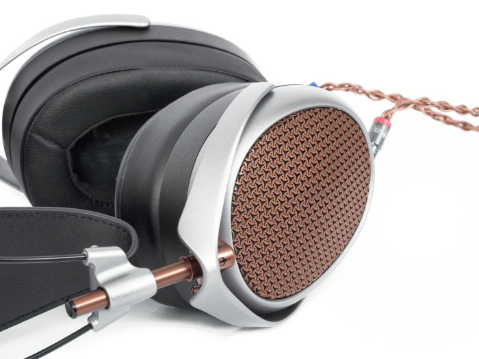 Meze Audio wyglądają ślicznie, a składa się na to wyszukany projekt i staranne wykonanie, materiały, kolorystyka, szczegóły. Poet prezentują się naprawdę… poetycko.