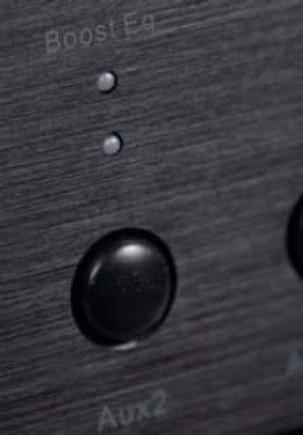 Przedwzmacniacz zaopatrzono
w układ Bass EQ,
pomagający wykrzesać
z małych głośników
więcej basu.
