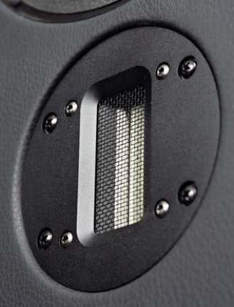 Głośnik wysokotonowy - tutaj wstęgowy - musi
być filtrowany przynajmniej filtrem 1. rzędu,
aby zabezpieczyć go przed przeciążeniem.