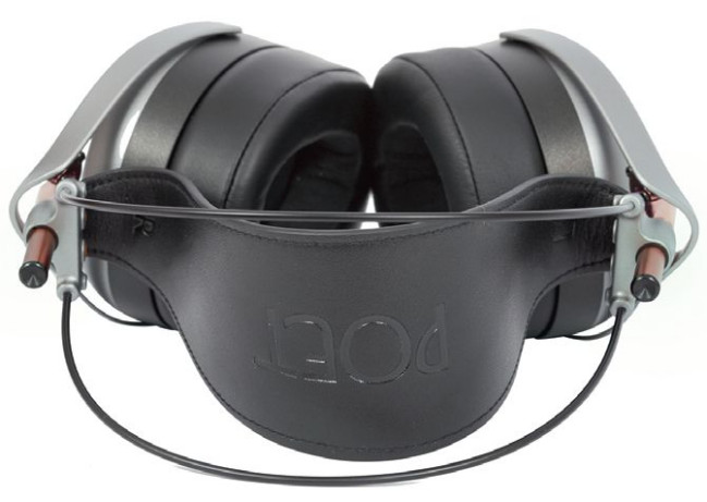 Górna część pałąka jest lekka i?ażurowa, tworzą ją dwa stabilizujące pręty oraz skórzany pasek..