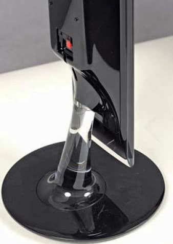 Głośniki mogą
wisieć na ścianie
lub stać po zainstalowaniu.
podstawek.