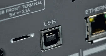Teac wyróżnia się drugim portem USB (na tylnej
ściance), do którego można podłączyć komputer;
urządzenie pełni wówczas rolę przetwornika DAC.