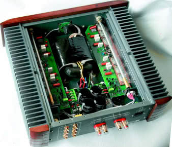 Wygląda jak dual-mono... ale zasilanie dostarcza jedno uzwojenie wtórne.