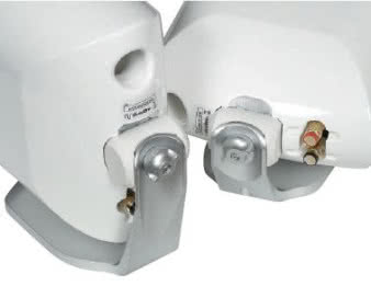 System mocowania jest prosty,
elastyczny i bardzo solidny.
Trochę trudniej instaluje się kabel
podłączeniowy, mimo że gniazdo
wydaje się być łatwo dostępne.