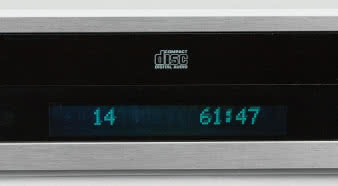 Osłona szufl ady na płytę
została wkomponowana w
panel z pleksi, który kryje
również wyświetlacz.