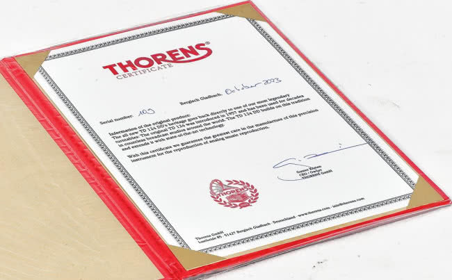 Z każdym egzemplarzem dostarczany jest certyfi kat oryginalności z odręcznym podpisem CEO Thorensa – Guntera Kunerta. Testowany miał numer 109.