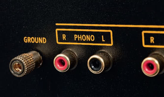 Roksan to uznany producent gramofonów, każdy wzmacniacz tej firmy jest wyposażony w sekcję phono.