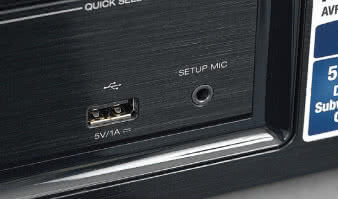 Gniazdo USB służy do odczytu muzyki z dysków
oraz pamięci fleszowych. Standardowe urządzenia
przenośne, nawet jeśli mają wewnątrz karty pamięci,
nie zostaną w ogóle wczytane przez urządzenie.