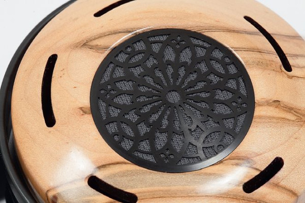 Efektowne muszle wykonano z egzotycznego drewna Maple Ambrosia, centralny otwór przesłonięto wzorzystą siateczką.