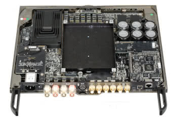 Niewielki, lekki, a do tego płaski - dzięki wyeliminowaniu klasycznego liniowego zasilacza
i analogowych końcówek mocy, zastąpionych układami impulsowymi.