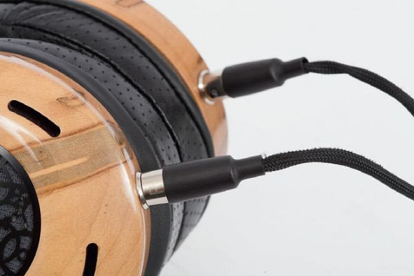 W komplecie jest dostarczany jeden tzw. standardowy przewód, ale proponowane są też kable wyższej jakości.