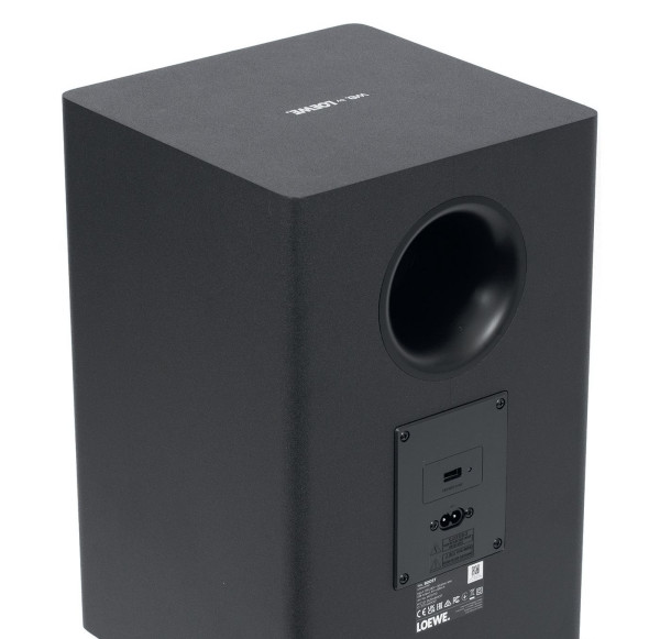 Subwoofer to konstrukcja bas-refleks, tunel wyprowadzono z tyłu obudowy.