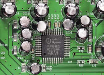 Duży, nowoczesny przetwornik AKM.