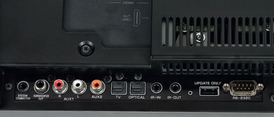 Yamaha YSP-5600 ma imponujący wachlarz gniazd przyłączeniowych, jest wśród nich również "zwykła" para RCA.