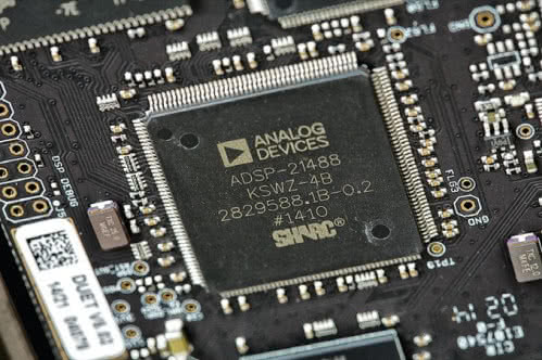Procesor DSP Analog Devices z gamy Sharc – w sprzęcie A/V odpowiada często za wielokanałowe czary, tutaj zajmuje się kształtowaniem sygnałów stereo.