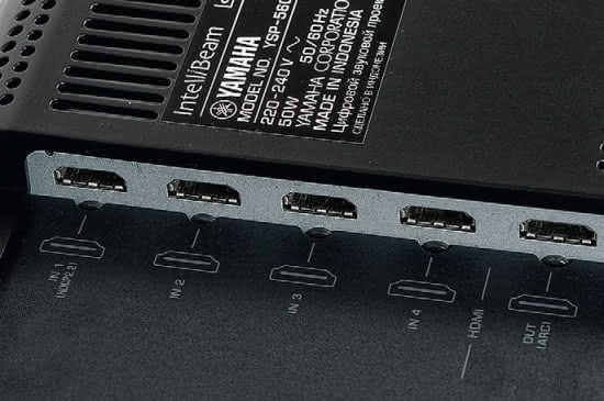 Yamaha YSP-5600 ma aż cztery wejścia HDMI, a pojedyncze wyjście jest zgodne z protokołem ARC.