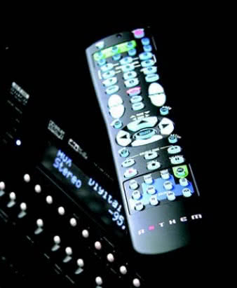 Pilot jest podświetlany, dość zatłoczony, jednak
wcale nie tak skomplikowany w obsłudze,
jakby się można było spodziewać. I jeszcze
nauczy się nowych sztuczek.